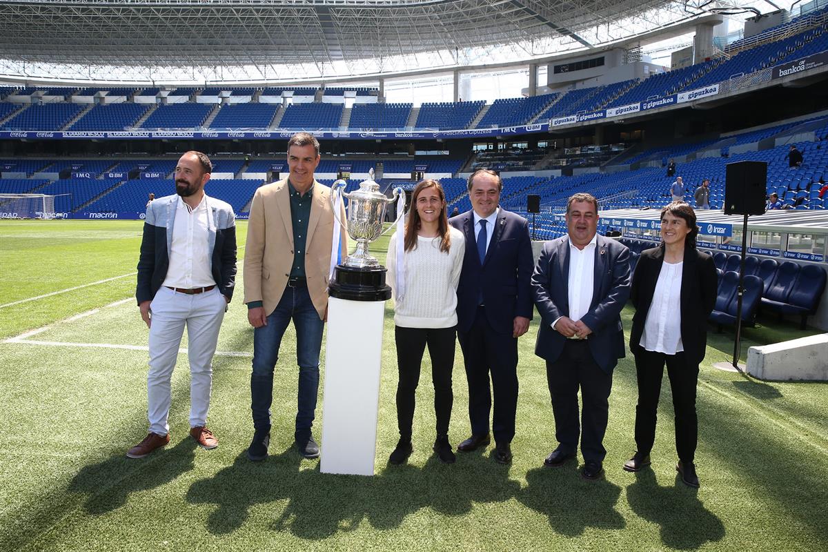 15/05/2019. Sánchez visita a las campeonas de la Copa de la Reina. El presidente del Gobierno en funciones, Pedro Sánchez, posa junto a la C...